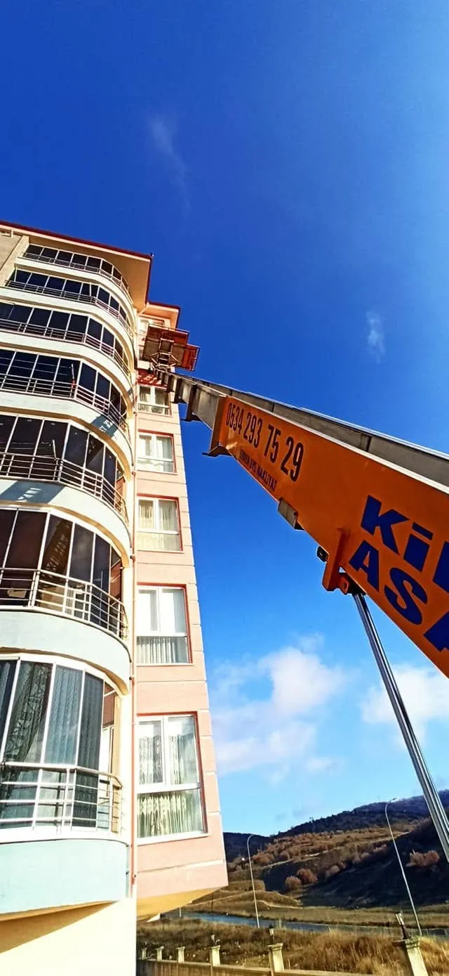 Bursa’da Yükselen Binalar Taşınma Alışkanlığını Değiştirdi: Eşyalar Artık Merdivenden Değil Cepheden İniyor